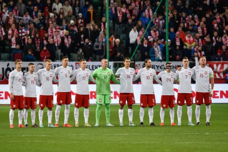 Foto de WARSZAWA, POLONIA - 16 de noviembre de 2022: Partido amistoso de fútbol Polonia vs Chile 1: 0. Equipo de Polonia durante un minuto de silencio. - Imagen libre de derechos