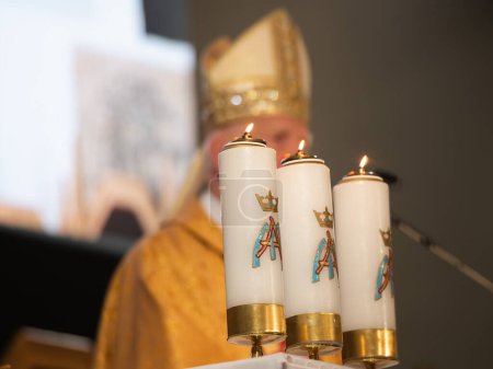 Téléchargez les photos : Sans bougie pendant la messe de houx catholique en arrière-plan tête d'évêque avec la couronne - en image libre de droit