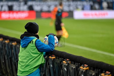 Foto de Niño lanzando bolas durante el partido de fútbol - Imagen libre de derechos
