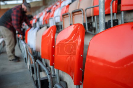 Téléchargez les photos : Remplacer les sièges au stade de football - en image libre de droit