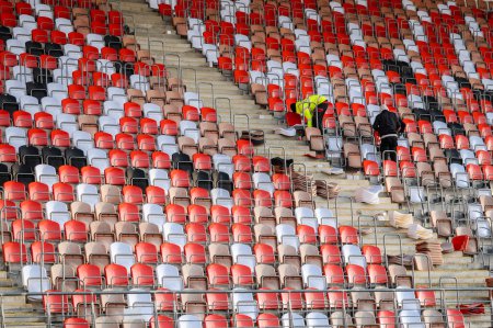 Téléchargez les photos : Remplacer les sièges au stade de football - en image libre de droit