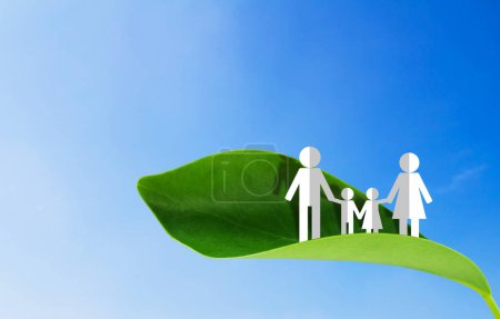 Foto de Ecología concepto de vida, ahorrar energía, familia y hoja verde en el fondo del cielo azul - Imagen libre de derechos