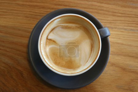 Kaffeebecher auf einem Tisch in einem Coffeeshop platziert, Leere Kaffeetasse, nachdem der Kaffee weg ist.