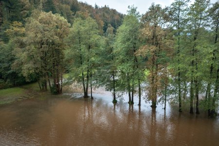 Foto de Las precipitaciones extremas sobre la zona montañosa resultaron en inundaciones y pueblos sumergidos en el valle, vista aérea. - Imagen libre de derechos