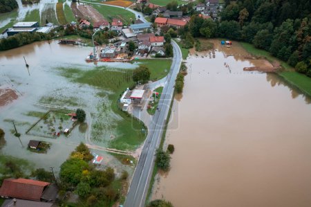 Foto de Inundación repentina causada por fuertes lluvias, un torrente del arroyo de la montaña que atraviesa el bosque en el valle, vista aérea. - Imagen libre de derechos