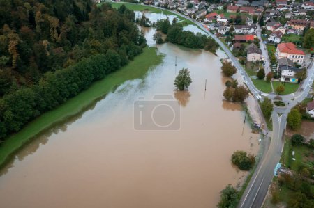 Téléchargez les photos : Inondation provoquée par de fortes pluies, un torrent d'un ruisseau de montagne qui traverse la forêt dans la vallée, vue aérienne. - en image libre de droit