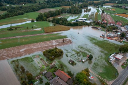 Foto de Extenso diluvio en toda Europa, inundado valle de la montaña, cerca de la zona de los hogares y las vías de tráfico, drone shot. Evento climático extremo. - Imagen libre de derechos