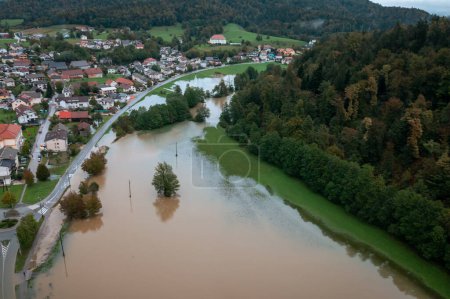 Foto de Extenso diluvio en toda Europa, inundado valle de la montaña, cerca de la zona de los hogares y las vías de tráfico, drone shot. Evento climático extremo. - Imagen libre de derechos