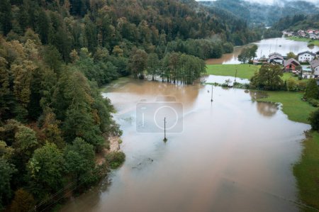 Foto de Inundación repentina causada por fuertes lluvias, un torrente del arroyo de la montaña que atraviesa el bosque en el valle, vista aérea. - Imagen libre de derechos