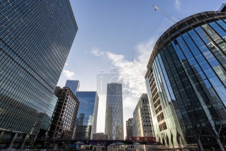 Téléchargez les photos : Londres, Royaume-Uni - 8 septembre 2022 - Tours et bâtiments modernes en acier et en verre, plusieurs espaces de bureaux inondés atteignant le ciel à Londres, Royaume-Uni - en image libre de droit