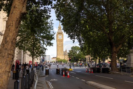 Téléchargez les photos : Londres, Royaume-Uni - 8 septembre 2022 - Elizabeth Tower la populaire Big Ben la plus grande tour de l'horloge dans le monde avec un beffroi, un point de repère de Londres, Angleterre, plan à angle bas. - en image libre de droit