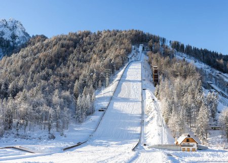 Foto de Salto de esquí en Planica cerca de Kranjska Gora Eslovenia cubierto de nieve en invierno. - Imagen libre de derechos