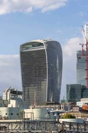 Téléchargez les photos : London, UK - September 8 2022 - View of the Walkie talkie skyscraper in London - en image libre de droit