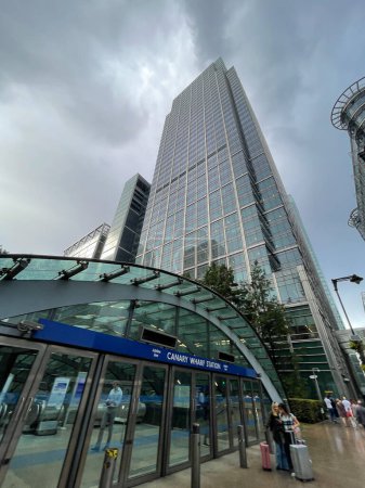 Téléchargez les photos : London, UK - September 8 2022 - Canary wharf station with Modern steel and glass towers in London - en image libre de droit