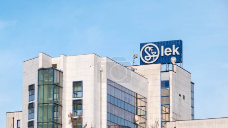 Foto de Ljubljana, Slovenia - 12 January 2023: Lek the pharmaceutical company owned by Novartis and Sandoz - Imagen libre de derechos
