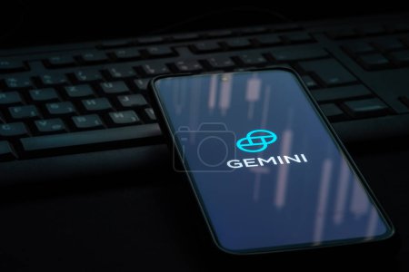 Foto de Ljubljana, Slovenia - 21 January 2023: Gemini crypto exchange logo on smartphone screen laying on computer keyboard - Imagen libre de derechos