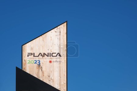 Foto de Slovenia, Ratece - 9 February 2023: Planica FIS Nordic World Ski Championship sign in Kranjska Gora - Imagen libre de derechos