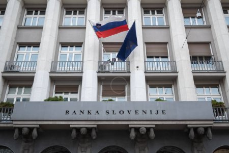 Foto de LJUBLJANA, ESLOVENIA, 19 de febrero de 2023: Banco nacional esloveno - Banka Slovenije building with EU Flag - Imagen libre de derechos