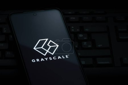 Foto de Ljubljana, Slovenia - 21 January 2023: Grayscale investing logo on smartphone screen laying on computer keyboard - Imagen libre de derechos