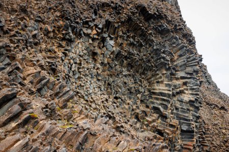 Paysage de Hljodaklettar, roches d'écho ou falaises chuchotantes vestiges d'anciens cratères en Islande, étonnantes formations volcaniques cylindriques
