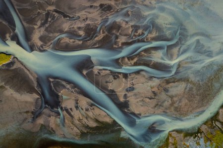 Foto de Abstracción de patrones y colores de ríos islandeses, una mezcla de agua derretida glacial, limo y minerales, plano aéreo. Conceptos de fondo y diseño. - Imagen libre de derechos