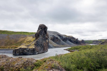 Paysage de Hljodaklettar, roches d'écho ou falaises chuchotantes vestiges d'anciens cratères en Islande, étonnantes formations volcaniques cylindriques