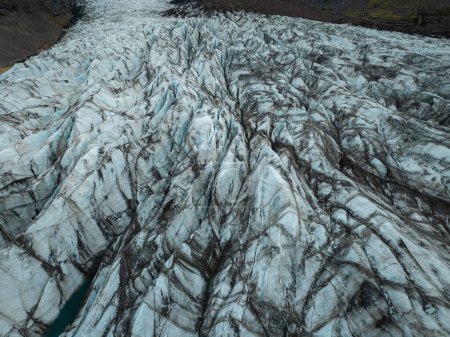 Terrasses de glace de langue de glacier, surface rugueuse avec motif fissure couleur blanc sale, aérienne directement au-dessus de la vue. Nature, contexte et concepts de design.