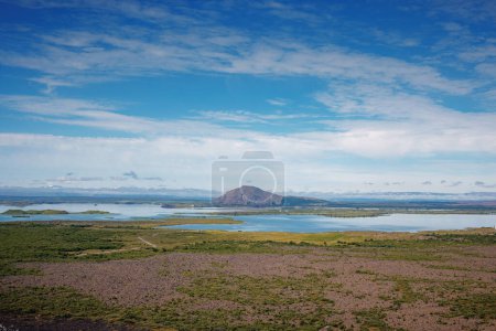 Atemberaubende Fjordlandschaft in Island und wunderschöne Berghalbinsel in der Sommersaison, Luftaufnahme. Konzepte natürlicher Schönheit und phänomenaler Umgebung.