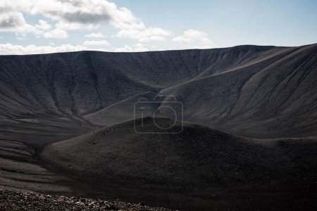 Majestätische Ansicht eines ausgebrochenen Vulkankraters mit schwarzem Sand und malerischer Landschaft im Hintergrund, Luftaufnahme. Konzept Naturwunder.