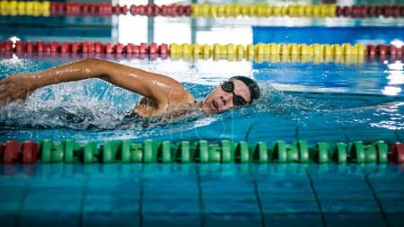 Professionelle Schwimmerin schwimmt den vorderen Krabbelschlag. Wettkampfkonzept Freestyle.