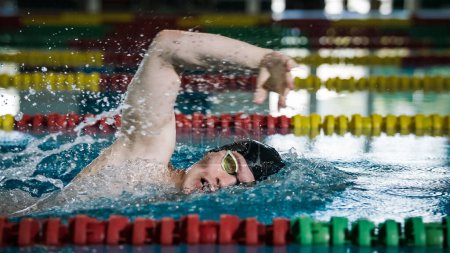 Profesional nadador masculino nadando al estilo de gateo delantero. Concepto de competencia de estilo libre.