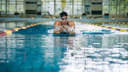 Sportlerin, professionelle Schwimmerin, die während eines Schwimmtrainings Brustschwimmübungen anwendet, um Zeit und Technik zu verbessern