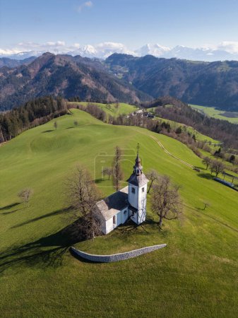 Superbe vue panoramique sur les Alpes juliennes avec l'église emblématique de Saint Thomas en Slovénie, tir de drone. Concepts de voyage, de nature et de monuments.