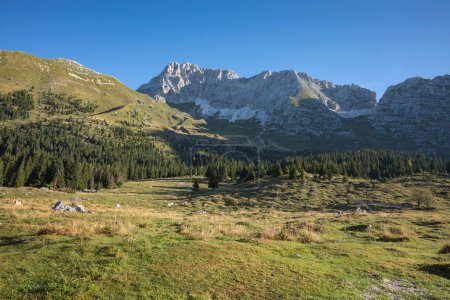 Paysage de montagne Pecol en Italie, gorges monumentales et ses environs lors d'une journée d'été. Les concepts de voyage, de nature et de tourisme.