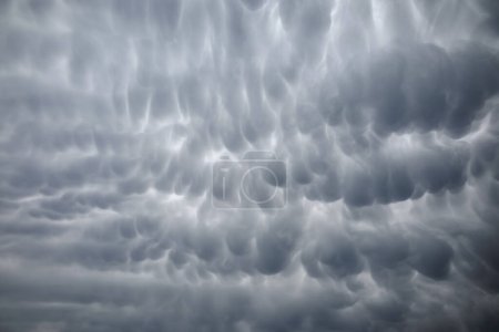 Dramatische Mammatuswolken am Himmel nach Sturm