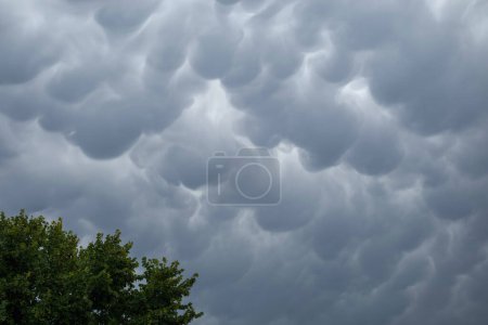 Dramatische Mammatuswolken am Himmel nach Sturm