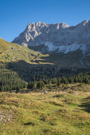 Paysage de montagne Pecol en Italie, gorges monumentales et ses environs lors d'une journée d'été. Les concepts de voyage, de nature et de tourisme.