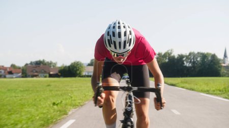 Téléchargez les photos : Young female professional bicyclist during road cycling sprint, continual motion with maximal effort, close-up view. - en image libre de droit