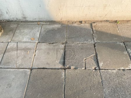 Téléchargez les photos : Sentier pédestre ou trottoir à Bangkok. Papier peint et texture de blocs de béton en Thaïlande. Chemin abstrait. - en image libre de droit