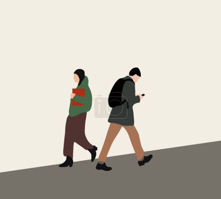 Téléchargez les photos : Étudiants avec un sac à dos et utilisant un téléphone portable marchant dans la rue de la ville allant à l'université. Les jeunes s'amusent à l'extérieur - en image libre de droit