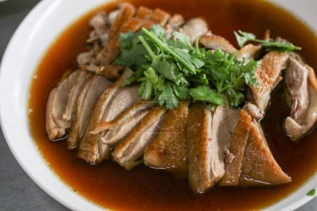 Téléchargez les photos : Canard cuit à la vapeur cuisine thaïlandaise avec sauce soja et épices - style culinaire asiatique.. Le nom thaï est Pedpalow. - en image libre de droit