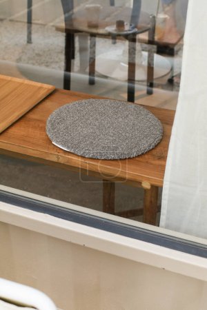 Foto de Asiento gris almohadilla redonda en banco de madera. Decoración para el hogar interior.. - Imagen libre de derechos