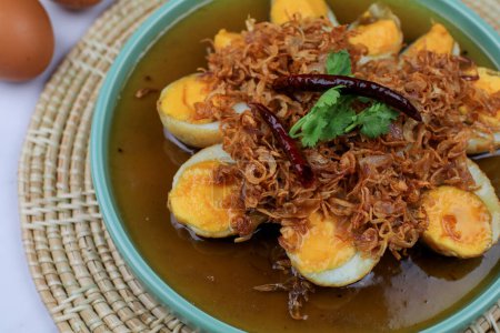 ?uf cuit frit avec sauce tamarin garni d'ail frit, d'oignon rouge et de coriandre. Cuisine thaïlandaise. Aliments faits maison.