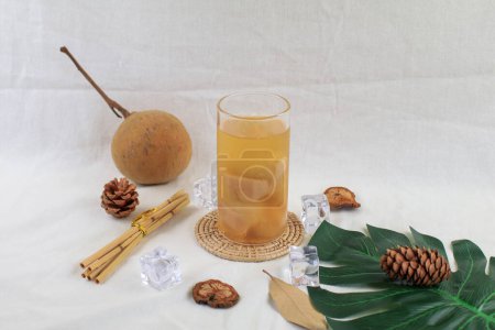 La bebida Santol tiene un sabor amargo y el centro del santol es más dulce. Es fruto muy famoso de TAILANDIA. Concepto de alimentación y asistencia sanitaria