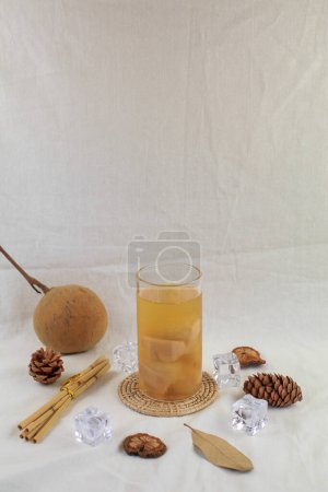 La bebida Santol tiene un sabor amargo y el centro del santol es más dulce. Es fruto muy famoso de TAILANDIA. Concepto de alimentación y asistencia sanitaria