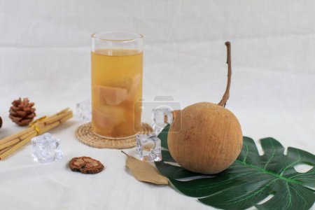 Santol Drink hat einen sauren Geschmack und die Mitte von Santol ist süßer. Es ist eine sehr berühmte Frucht von THAILAND. Ernährungs- und Gesundheitskonzept