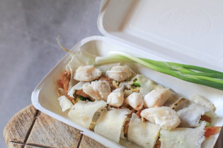 Frische Frühlingsrollen mit Krabben darauf und süßer Sauce. Asiatisches Essen thailändischen Stil Seitenansicht. Konzept für gesunde Ernährung.