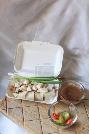 Frische Frühlingsrollen mit Krabben darauf und süßer Sauce. Asiatisches Essen thailändischen Stil Seitenansicht. Konzept für gesunde Ernährung.