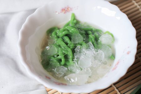 Lod Chong, hecho de gelatina de harina de arroz verde en el jarabe de azúcar de palma superior en la mesa. Postre tradicional tailandés.