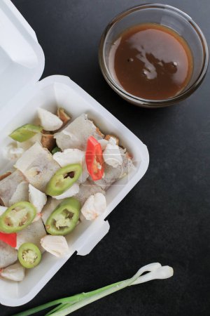 Rollos frescos de primavera con cangrejo encima y salsa dulce en la mesa negra. Cocina asiática estilo tailandés sideview. Concepto de comida saludable.